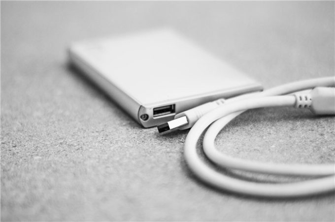 白色的移动硬盘