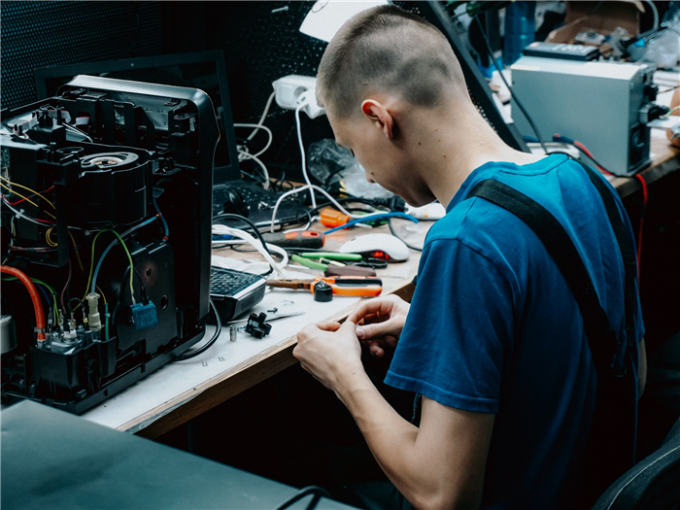 电脑维修店工作人员