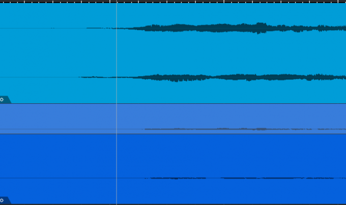 音量降低前（上）后（下）波形对比